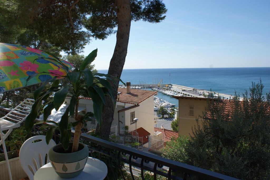 Appartamenti La Pineta Marina dʼMarina dʼAndora Camera foto